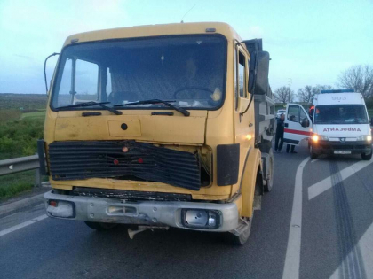 Un motociclist s-a stins pe loc, dupa ce a fost lovit in plin de un camion, langa satul Ocolina, Soroca. Ce spune politia - GALERIE FOTO Un motociclist s-a stins pe loc, dupa ce a fost lovit in plin de un camion, langa satul Ocolina, Soroca. Ce spune politia - GALERIE FOTO