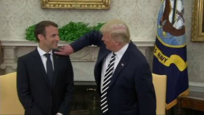 Trump l-a scuturat pe Macron de "matreata": "Trebuie sa il facem perfect, el este perfect" - VIDEO Trump l-a scuturat pe Macron de "matreata": "Trebuie sa il facem perfect, el este perfect" - VIDEO