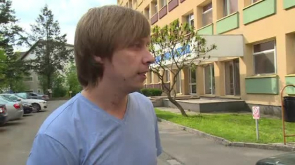 Doua angajate de la Spitalul din Bistrita i-ar fi furat 12.000 de euro fotografului moldovean din Odessa, internat acolo, dupa ce a fost gasit impuscat pe un camp din Romania: au fost retinute Doua angajate de la Spitalul din Bistrita i-ar fi furat 12.000 de euro fotografului moldovean din Odessa, internat acolo, dupa ce a fost gasit impuscat pe un camp din Romania: au fost retinute