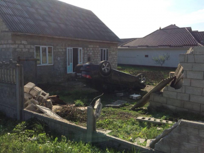 A daramat un gard din beton si a ajuns cu Lexus-ul rasturnat in curtea unei locuinte din Loganesti, Hancesti. Cum s-a intamplat totul - GALERIE FOTO A daramat un gard din beton si a ajuns cu Lexus-ul rasturnat in curtea unei locuinte din Loganesti, Hancesti. Cum s-a intamplat totul - GALERIE FOTO