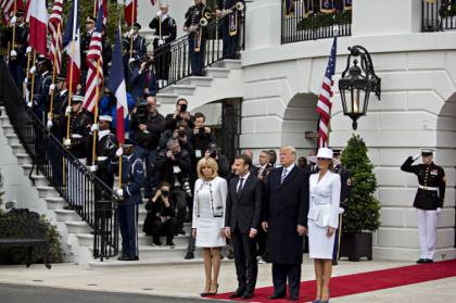 Momentul in care Melania Trump refuza, din nou, sa-si ia de mana sotul - VIDEO Momentul in care Melania Trump refuza, din nou, sa-si ia de mana sotul - VIDEO