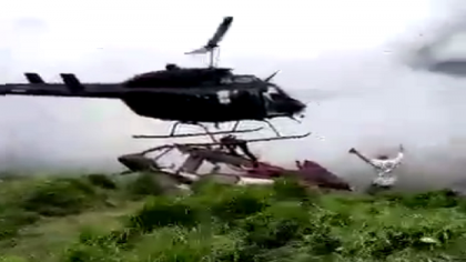 Momentul in care un supravietuitor al unui accident aviatic, produs in Columbia, este ucis de elicele elicopterului de salvare