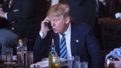 Donald Trump isi foloseste tot mai des telefonul personal. Avertismentul specialistilor in securitate Donald Trump isi foloseste tot mai des telefonul personal. Avertismentul specialistilor in securitate