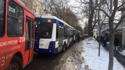 Mai multe troleibuze, blocate pe strada Puskin din capitala: nu se mai vede capatul, iar motivul ar fi masinile parcate, practic in mijlocul drumului - GALERIE FOTO