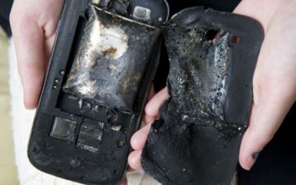 S-a trezit cu casa plina de fum, dupa ce smartphone-ul i s-a aprins. "M-am speriat de moarte" S-a trezit cu casa plina de fum, dupa ce smartphone-ul i s-a aprins. "M-am speriat de moarte"