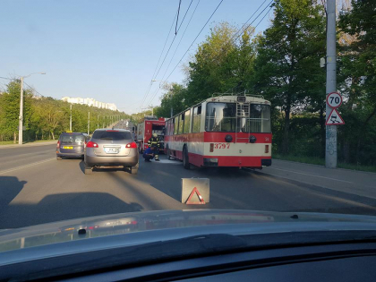 Un troleibuz de pe ruta 24, plin cu pasageri, s-a aprins din mers pe o strada din capitala - FOTO Un troleibuz de pe ruta 24, plin cu pasageri, s-a aprins din mers pe o strada din capitala - FOTO