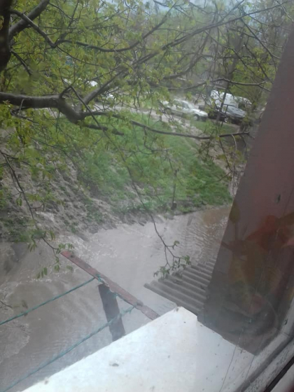 Vantul si ploaia au facut prapad in doua localitati din tara. Mai multe case din Drochia au ramas fara acoperisuri si fara curent electric, iar la Rascani grindina a distrus culturi agricole - FOTO