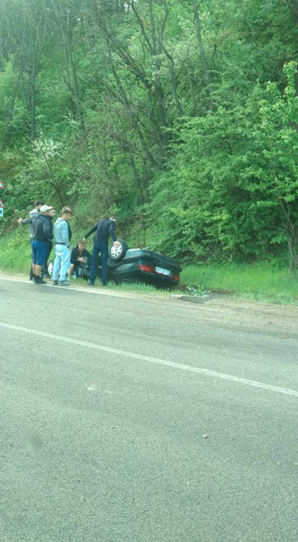 Un automobil a derapat si s-a rasturnat pe sosea, la iesire din satul Fundul Galbenei, Hancesti - FOTO