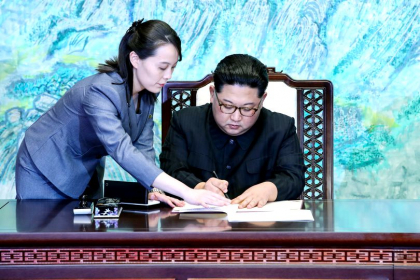 Ce a scris Kim Jong-un in cartea de oaspeti, in timpul summitului intercoreean - VIDEO Ce a scris Kim Jong-un in cartea de oaspeti, in timpul summitului intercoreean - VIDEO