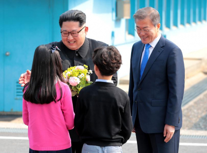 Cine sunt copiii care i-au intampinat pe Kim Jong-un si Moon Jae-in la summitul intercoreean Cine sunt copiii care i-au intampinat pe Kim Jong-un si Moon Jae-in la summitul intercoreean
