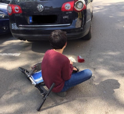 Gestul emotionant al unui copil, dupa ce a zgariat o masina cu trotineta: "I-a multumit cu lacrimi in ochi" - FOTO Gestul emotionant al unui copil, dupa ce a zgariat o masina cu trotineta: "I-a multumit cu lacrimi in ochi" - FOTO