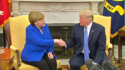 Merkel a fost primita de Trump cu strangeri calduroase de mana si sarutari pe obraz