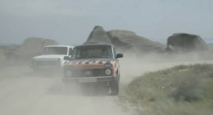 Max Verstappen si Daniel Ricciardo au facut test drive la o Lada Niva inainte de Marele Premiu al Azerbaidjanului Max Verstappen si Daniel Ricciardo au facut test drive la o Lada Niva inainte de Marele Premiu al Azerbaidjanului