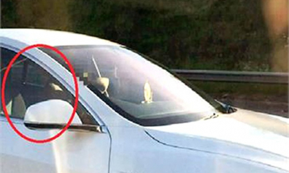 Ipostaza in care a fost filmat un sofer din Marea Britanie intr-o Tesla. A ramas 18 luni fara permis Ipostaza in care a fost filmat un sofer din Marea Britanie intr-o Tesla. A ramas 18 luni fara permis