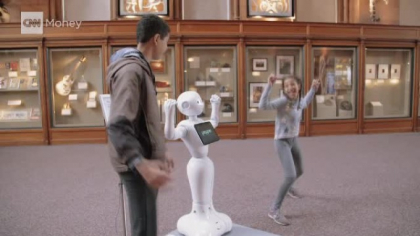 Un celebru complex de muzee din Washington foloseste roboti pe post de ghid. Oamenii isi fac poze cu ei Un celebru complex de muzee din Washington foloseste roboti pe post de ghid. Oamenii isi fac poze cu ei