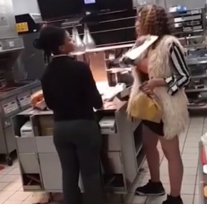Momentul in care o angajata McDonald"™s din Londra loveste o clienta cu pumnul Momentul in care o angajata McDonald"™s din Londra loveste o clienta cu pumnul