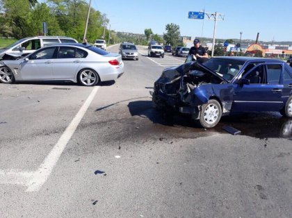 Impact violent la intrare in Orhei. Un sofer a ajuns la spital, dupa ce BMW-ul la volanul caruia se afla a fost lovit violent de un Mercedes condus de un sofer in stare de ebrietate - GALERIE FOTO