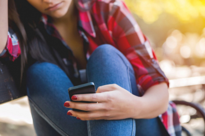 O fata de 15 ani din Romania s-a sinucis dupa ce parintii i-ar fi luat telefonul