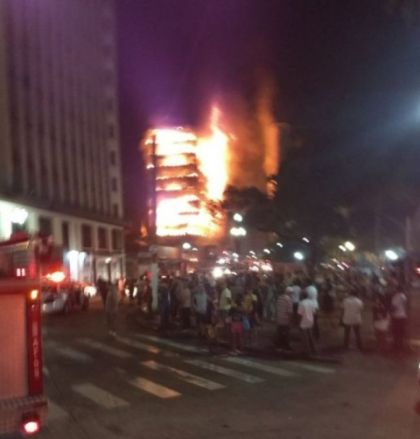 Momentul socant in care un zgarie-nori din Brazilia se prabuseste in urma unui incendiu - VIDEO Momentul socant in care un zgarie-nori din Brazilia se prabuseste in urma unui incendiu - VIDEO