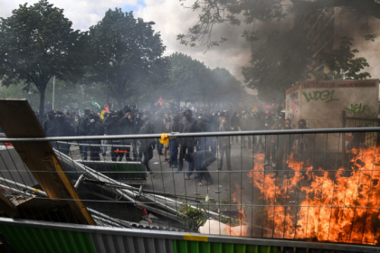 200 de persoane au fost arestate dupa violentele din Paris, de 1 Mai - VIDEO