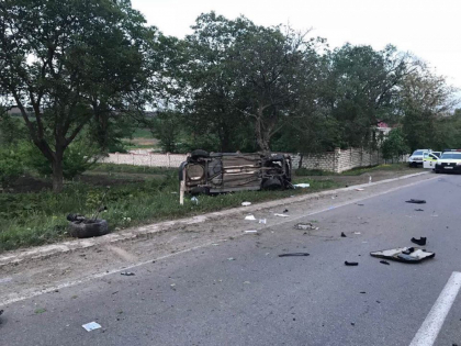 Un barbat s-a stins pe loc, iar doua persoane au fost transportate de urgenta la spital, dupa ce masina in care se aflau a intrat violent intr-un copac si s-a rasturnat, langa Balti - FOTO Un barbat s-a stins pe loc, iar doua persoane au fost transportate de urgenta la spital, dupa ce masina in care se aflau a intrat violent intr-un copac si s-a rasturnat, langa Balti - FOTO