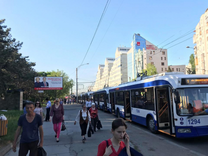 Ambuteiaj infernal pe bulevardul Decebal din capitala. Zeci de troleibuze nu se pot urni din loc din cauza unui accident care a avut loc acolo - FOTO