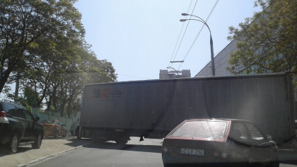 Ambuteiaj infernal pe o strada din capitala, dupa ce un sofer a incercat sa intre in intersectie cu TIR-ul si a ramas blocat de-a latul drumului: masinile o iau pe trotuare - FOTO