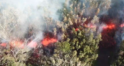 Vulcanul Kilauea din Hawaii a erupt violent, iar lava a ajuns pe strada - VIDEO