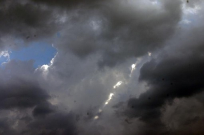 Soarele se ascunde dupa nori. Vremea se schimba incepand de maine, desi astazi avem temperaturi ridicate, care pot depasi 31 de grade. Prognoza meteo pentru urmatoarele zile - FOTO
