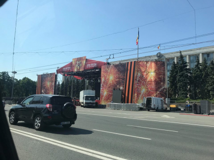 Socialistii, pusi pe treaba. Si-au instalat scena in PMAN, iar pregatirile pentru 8 mai sunt in toi - FOTO Socialistii, pusi pe treaba. Si-au instalat scena in PMAN, iar pregatirile pentru 8 mai sunt in toi - FOTO