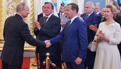Guvernul lui Medvedev a demisionat. Liderul de la Kremlin l-a nominalizat, din nou, pe Medvedev pentru functia de prim-ministru Guvernul lui Medvedev a demisionat. Liderul de la Kremlin l-a nominalizat, din nou, pe Medvedev pentru functia de prim-ministru