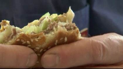 Cum arata barbatul care a mancat 30.000 de burgeri. A intrat in Cartea Recordurilor Cum arata barbatul care a mancat 30.000 de burgeri. A intrat in Cartea Recordurilor