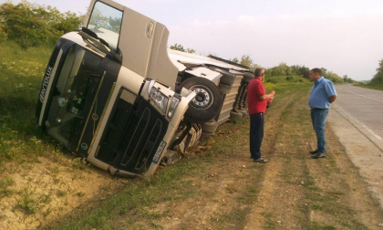 Accident pe soseaua Chisinau-Balti. Un camion a ajuns intr-un sant si s-a rasturnat - GALERIE FOTO Accident pe soseaua Chisinau-Balti. Un camion a ajuns intr-un sant si s-a rasturnat - GALERIE FOTO