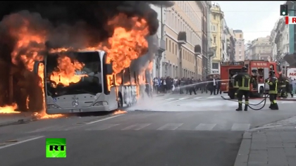 Incendiu urmat de o explozie la Roma. Un autobuz de pasageri a explodat, chiar in centrul orasului, dupa ce a fost cuprins de flacari Incendiu urmat de o explozie la Roma. Un autobuz de pasageri a explodat, chiar in centrul orasului, dupa ce a fost cuprins de flacari
