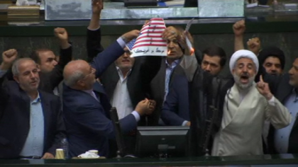 Parlamentarii iranieni, furiosi pe Trump. Momentul in care incendiaza steagul american in Parlament