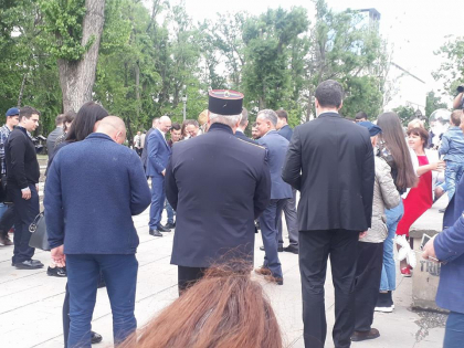 Vlad Plahotniuc a facut baie de multime in scuarul Catedralei. Inconjurat de bodyguarzi liderul PD s-a fotografiat cu oamenii. Cum a fost surprins cu o blonda - GALERIE FOTO Vlad Plahotniuc a facut baie de multime in scuarul Catedralei. Inconjurat de bodyguarzi liderul PD s-a fotografiat cu oamenii. Cum a fost surprins cu o blonda - GALERIE FOTO