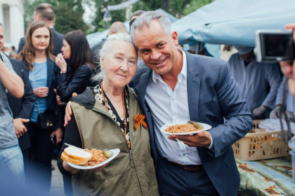 Vlad Plahotniuc a luat pranzul in cantina improvizata din scuarul Catedralei. Meniul - hrisca cu castraveti murati. Democratul s-a fotografiat si cu bucatarul - GALERIE FOTO