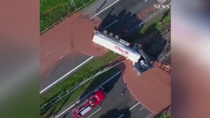Accident cu iz de ciocolata. O cisterna plina cu ciocolata lichida s-a rasturnat pe o autostrada din Polonia Accident cu iz de ciocolata. O cisterna plina cu ciocolata lichida s-a rasturnat pe o autostrada din Polonia