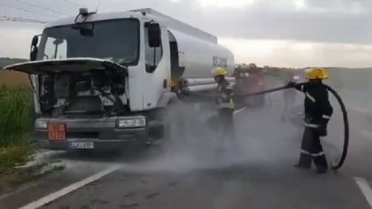O autocisterna incarcata cu 18 tone de motorina, cat pe ce sa ia foc, in apropiere de satul Bugeac. Ce l-a facut pe sofer sa opreasca vehiculul si sa sune imediat la pompieri - VIDEO