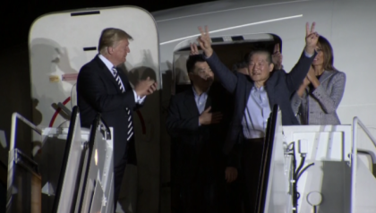 Cei trei americani eliberati din Coreea de Nord s-au intors acasa. Au fost intampinati de Donald si Melania Trump - VIDEO/FOTO