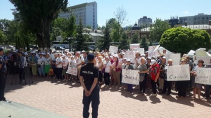 URMARESTE LIVE. Judecatorii examineaza cererea PUN de a o exclude pe Reghina Apostolova din cursa electorala. Simpatizantii Partidului SOR protesteaza in fata Judecatoriei Chisinau URMARESTE LIVE. Judecatorii examineaza cererea PUN de a o exclude pe Reghina Apostolova din cursa electorala. Simpatizantii Partidului SOR protesteaza in fata Judecatoriei Chisinau