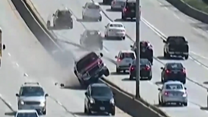 Scene parca rupte din filme cu casadorii pe o autostrada din SUA. Un sofer beat a pierdut controlul volanului si s-a catarat cu masina pe un parapet care desparte sensurile de mers. Ce a urmat - VIDEO