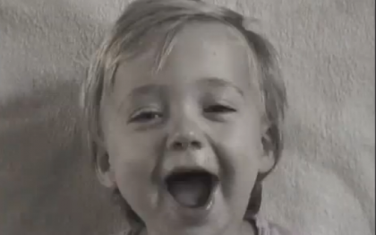 Un tata din Olanda a realizat un videoclip, in care se vede cum fiica acestuia se transforma din bebelus in adolescenta Un tata din Olanda a realizat un videoclip, in care se vede cum fiica acestuia se transforma din bebelus in adolescenta