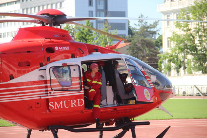 Un barbat a fost adus cu un elicopter SMURD Galati, de la Cahul la un spital din capitala, dupa ce a suferit un infarct. Interventia salvatorilor - FOTO si VIDEO