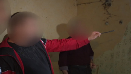 Reconstituirea crimei de la Tighina. Principalul suspect, un barbat de 46 de ani care i-a omorat pe cei doi soti, a fost adus de anchetatori, cu catuse pe maini, la fata locului: "L-am impuscat in cap"- VIDEO Reconstituirea crimei de la Tighina. Principalul suspect, un barbat de 46 de ani care i-a omorat pe cei doi soti, a fost adus de anchetatori, cu catuse pe maini, la fata locului: "L-am impuscat in cap"- VIDEO
