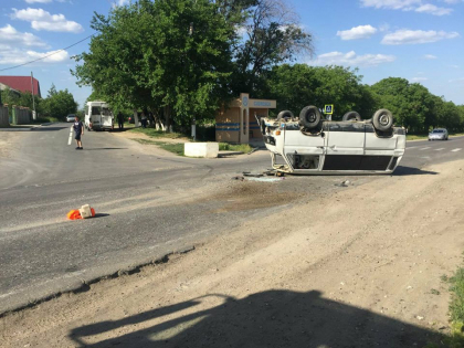 Grav accident la intrare in comuna Ciorescu. Un Volkswagen s-a rasturnat, dupa ce s-a ciocnit violent cu un microbuz de pe ruta 148: doua persoane, la spital - FOTO