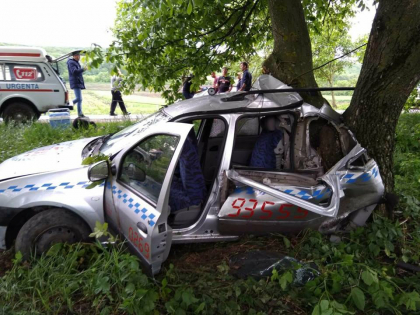 Un tanar s-a stins, iar alti doi s-au ales cu leziuni, dupa ce masina in care se aflau a derapat de pe sosea si s-a izbit puternic de un copac, la Hancesti. Politia: soferul era baut - GALERIE FOTO Un tanar s-a stins, iar alti doi s-au ales cu leziuni, dupa ce masina in care se aflau a derapat de pe sosea si s-a izbit puternic de un copac, la Hancesti. Politia: soferul era baut - GALERIE FOTO