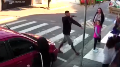 Incident socant in Brazilia. Un barbat, inarmat cu un pistol, s-a apropiat de mai multe femei cu copii si le-a amenintat, incercand sa le jefuiasca: una dintre ele a scos o arma din geanta si l-a impuscat. Ce a urmat - VIDEO