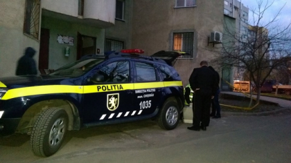 Noi detalii in cazul tanarului de 23 de ani, care a murit dupa ce s-ar fi aruncat in gol de la etajul 13 al unui bloc de locuit de la Buiucani. Politia: "A mers cu sotia si copilul de 3 ani in vizita la niste rude" Noi detalii in cazul tanarului de 23 de ani, care a murit dupa ce s-ar fi aruncat in gol de la etajul 13 al unui bloc de locuit de la Buiucani. Politia: "A mers cu sotia si copilul de 3 ani in vizita la niste rude"