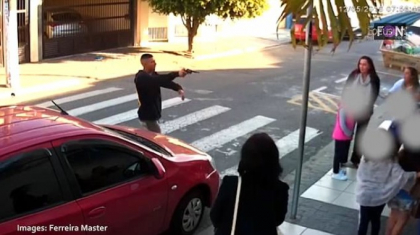 A murit incercand sa jefuiasca un grup de mame, aflate in fata unei scoli din Brazilia: una dintre ele era politista - VIDEO A murit incercand sa jefuiasca un grup de mame, aflate in fata unei scoli din Brazilia: una dintre ele era politista - VIDEO